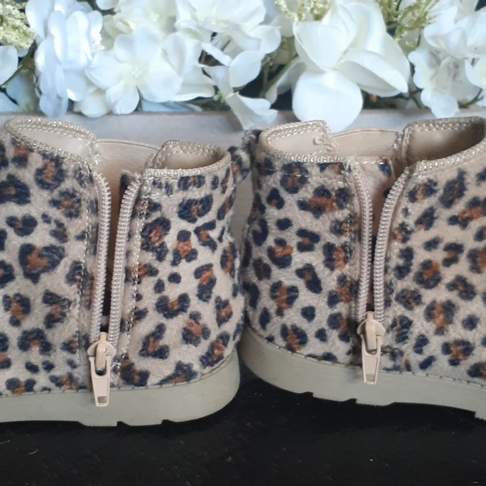 CARTER'S BOOTIES ANIMALS PRINTS